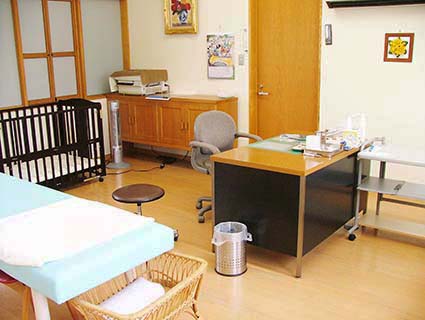 ベビーベッドや診察台がある健診・予防接種用の診察室